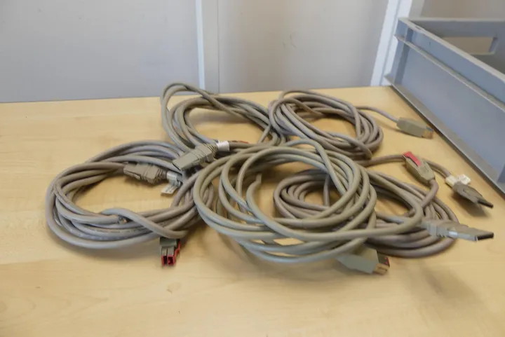 Konvolut Datenkabel/Verlängerungskabel Umfang: nur der Inhalt, ohne Kiste